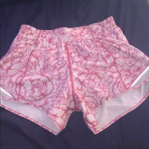 lululemon hotty hot shorts size 6 4” inseam